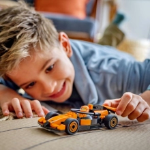                             LEGO® City 60442 Jezdec F1® se závodním vozem McLaren                        