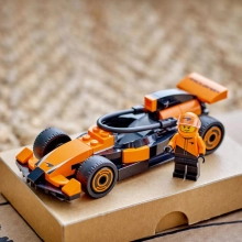                             LEGO® City 60442 Jezdec F1® se závodním vozem McLaren                        