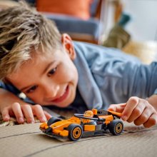                             LEGO® City 60442 Jezdec F1® se závodním vozem McLaren                        