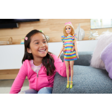                             Barbie modelka - proužkované šaty s volány                        