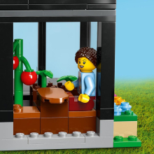                             LEGO® City 60398 Rodinný dům a elektromobil                        