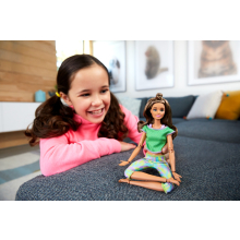                             Barbie v pohybu - brunetka v zeleném topu                        