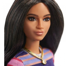                             Barbie MODELKA - PRUHOVANÉ ŠATY S DLOUHÝMI RUKÁVY                        