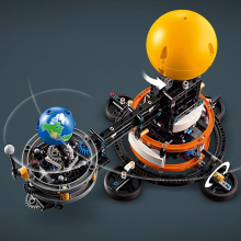                             LEGO® Technic 42179 Planeta Země a Měsíc na oběžné dráze                        