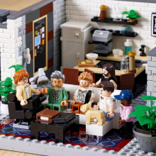                             LEGO® Icons 10291 Queer tým – byt „Úžo Pětky“                        