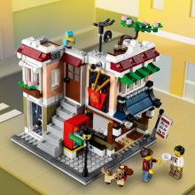                             LEGO® Creator 3 v 1 31131 Bistro s nudlemi v centru města                        
